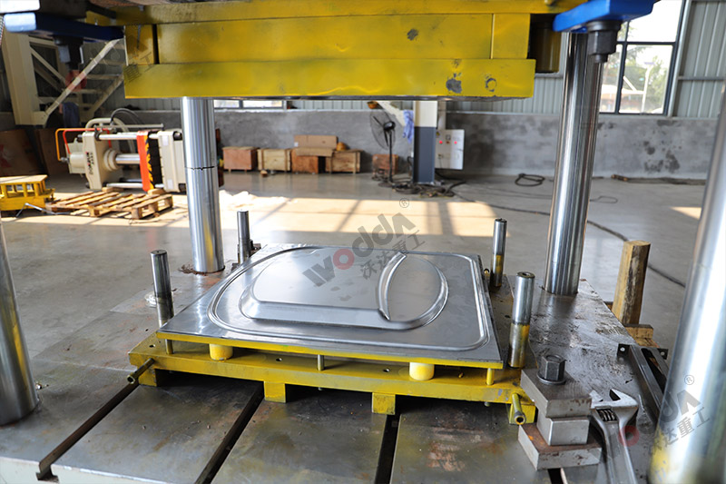 200噸不銹鋼蓋成型液壓機(jī) 200噸不銹鋼蓋成型液壓機(jī)