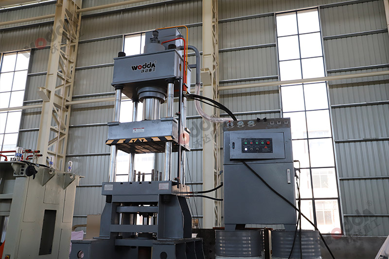 200噸輪轂拉伸成型液壓機(jī) 200噸輪轂拉伸成型液壓機(jī)