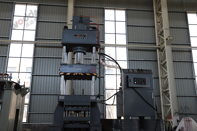 200噸輪轂拉伸成型液壓機(jī) 200噸輪轂拉伸成型液壓機(jī)