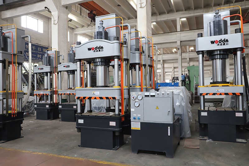 200噸汽車配件拉伸液壓機(jī) 200噸汽車配件拉伸液壓機(jī)