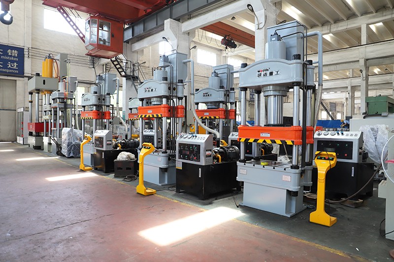 200噸汽車配件拉伸液壓機(jī) 200噸汽車配件拉伸液壓機(jī)